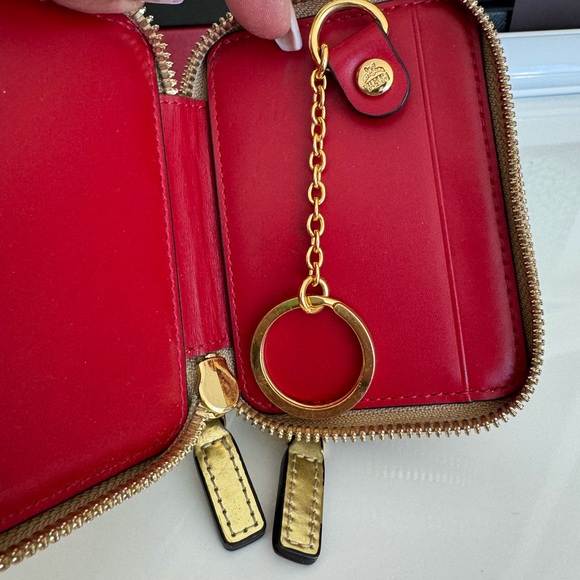 LOW START Mcm metallic gold wallet with key chain - Picture 6 of 15